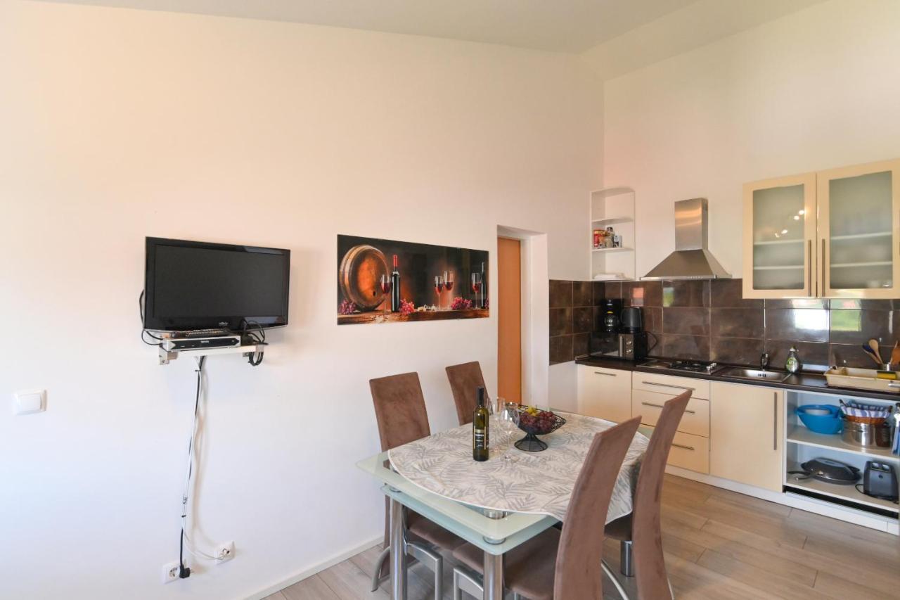 Apartments Basic Sveti Anton 88 Malinska Esterno foto
