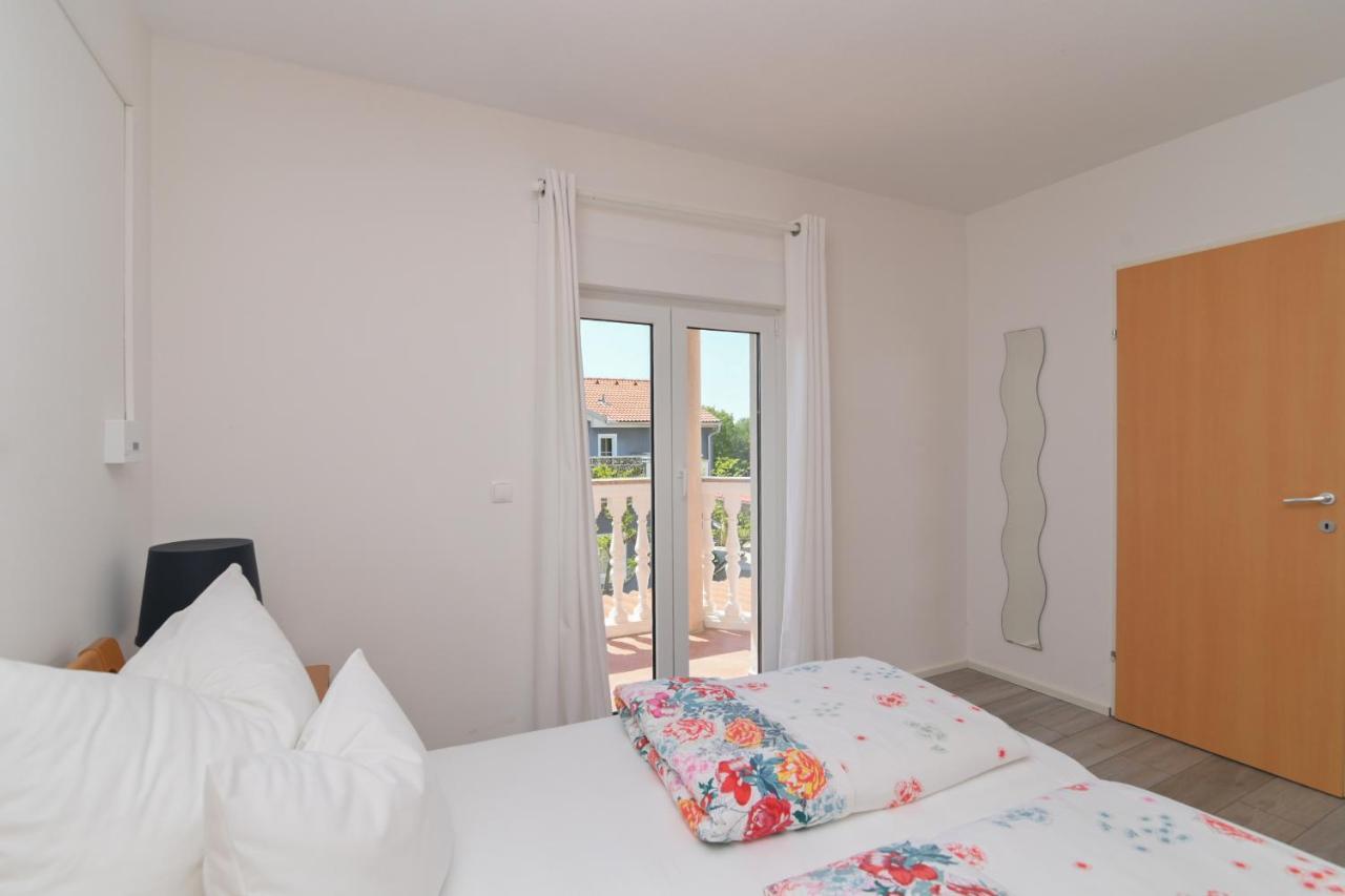 Apartments Basic Sveti Anton 88 Malinska Esterno foto