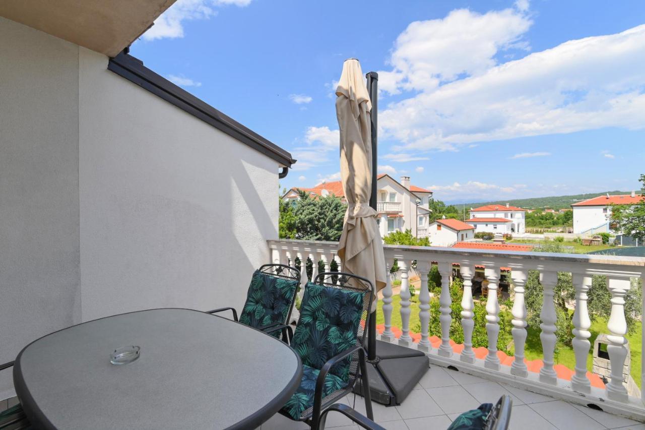 Apartments Basic Sveti Anton 88 Malinska Esterno foto